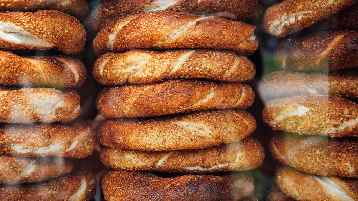 Simitdchi – Café und Backhaus. Guten Morgen! Wer nach einer uneitlen Frühstücksgelegenheit sucht,dem sei das „Simitdchi“ empfohlen. Der türkische Selbstbedienungsladen liegt im Herzen des Kottbusser Tors. Aber lassen Sie sich von der Imbiss-Optik mit gefliestem Boden nicht täuschen: Hier fährt man mit vielenWeichkäsesorten, schwarzen Oliven und typisch türkischen Sesamringen, Simit genannt, auf. Letztere werden übrigens ofenfrisch hergestellt. Wer also möchte, kann den Bäckern sogar beim Formen der Teigringe zusehen.Adalbertstraße 98, 10999 Berlin