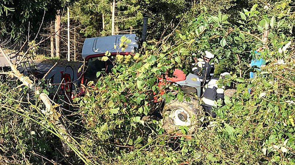 Der Traktor stürzte rund zehn Meter über eine Böschung, überschlug sich und kam auf den Rädern zum Stillstand.