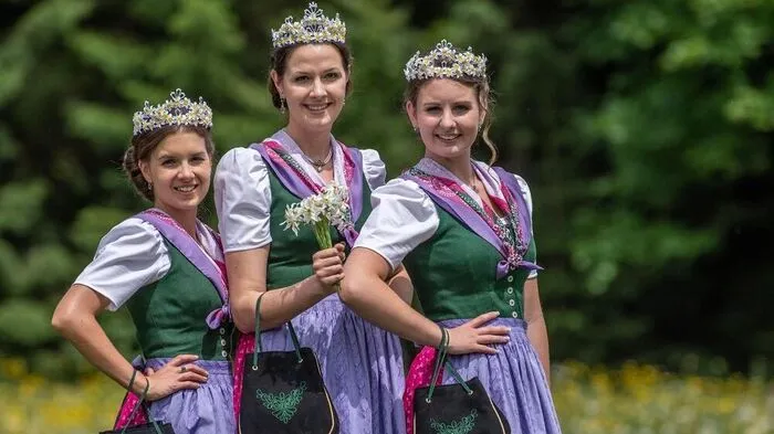 Narzissenkönigin Silvia Mair (Mitte) mit ihren Prinzessinnen Tina Zinhobl (links) und Cornelia Huber