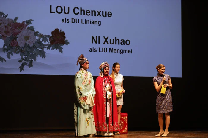Vor der Aufführung stellte Eva Gföller die beiden Hauptdarsteller Lou Chenxue und Ni Xuhao dem Publikum vor. Einen kleinen Einblick in das Werk bekommt man beim Durchblättern der Bildergalerie.