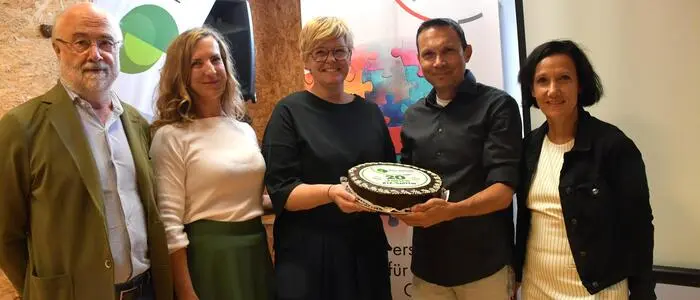 Torte zum Jubiläum: Georg Spiel, Ute Wöber, Nadja Schafferer, Markus Heinz und Petra Müller