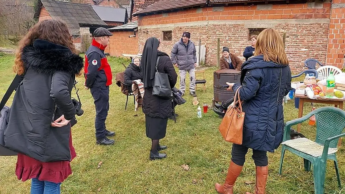 Schwester Jelena Lončar bei vom Erdbeben betroffenen