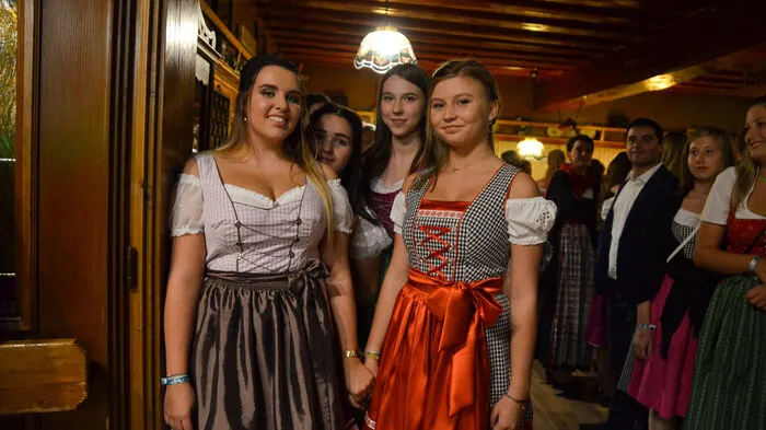 Ganz nach dem Motto „Echt, Fesch, Steirisch“ feierten die 27 Schülerinnen der Fachschule Vorau das traditionelle Herbstkränzchen beim Brennerwirt.