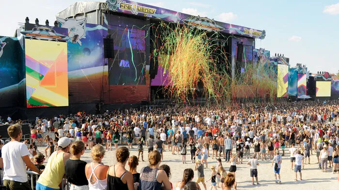 Sonntagnachmittag: Viel Sonne und viele Farben vor der Space Stage