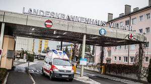 Die Rettung rückte aus, um den Verletzten ins LKH Villach zu bringen - Symbolfoto