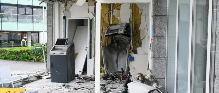 Schwere Schäden bei einer Bankfiliale nach einer Bankomatsprengung in Wels