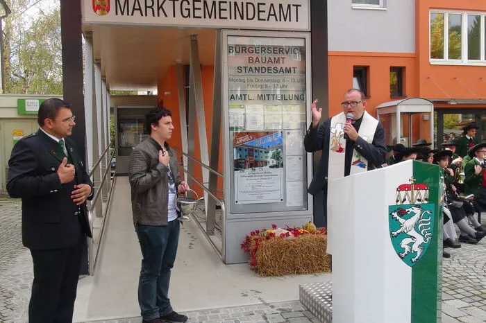 Pfarrer Werner Marterer segnete die neuen Räumlichkeiten, die nun barrierefrei erreichbar sind.