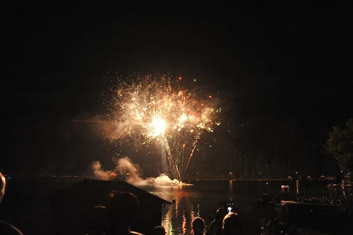 Ein Riesenfeuerwerk spiegelte sich im See