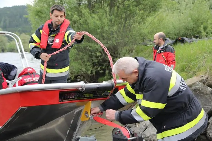 Im Fokus der Übung auf der Mur zwischen Apfelberg und Fisching standen das Kennenlernen des Flussabschnitts sowie das Auffinden geeigneter Befestigungspunkte für Ölsperren.