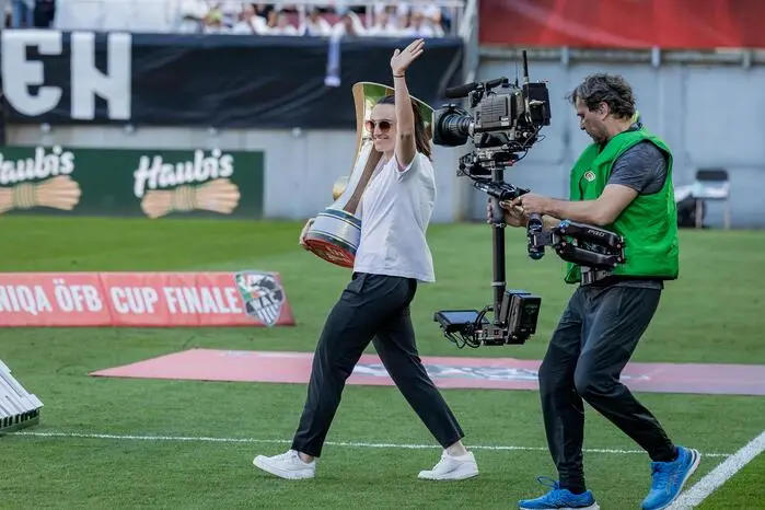Segel-Olympiasiegerin Lara Vadlau trug den Siegerpokal in das Wörthersee-Stadion