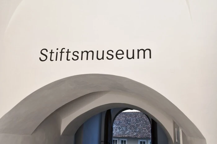 Zu sehen sind nun etwa Exponate aus fast allen Epochen seit der Gründung des Klosters: Römerzeitliche Funde dokumentieren die frühe Kultivierung der Region, von romanischen und gotischen Ausstattungsstücken verschiedener Kirchen bis zu Statuen und Gemälden aus Barock und Rokoko spannt sich der Bogen der Kunstwerke. 
