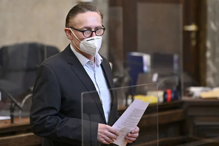 Die FPÖ Wien soll insgesamt zehn Millionen Euro bekommen haben, damit der Unternehmer Thomas Schellenbacher als Vertrauensmann ukrainischer Oligarchen auf einem FPÖ-Ticket in den Nationalrat einziehen konnte, vermutete die WKStA. Die Ermittlungen wurden 2018 dennoch eingestellt. Immerhin sei es nicht verboten, ein Mandat zu kaufen. Das ändert sich nun. Künftig droht Haft, wenn ein Mandat gekauft wird. Schlagend wird diese Regelung aber erst, wenn die Funktion auch angenommen wird. Der reine Versuch, ein Mandat zu kaufen, reicht in diesem Fall nicht. Konkret heißt das: Einer Partei im Geheimen Geld zu geben, um ein Mandat zu erhalten, ist noch nicht strafbar. Tritt man es aber an, drohen sowohl dem Parteiverantwortlichen als auch dem erfolgreichen Kandidaten Haftstrafen. Die Regelung gilt nicht auf Gemeindeebene.