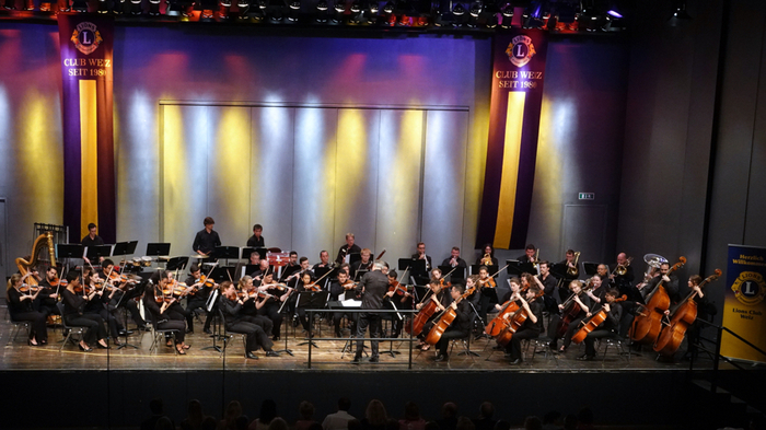 Das "AIMS Festival Orchestra" mit Musikerinnen und Musikern aus 15 Nationen.