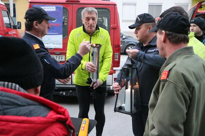 Organisator Franz Herbst hielt die Fackel mit dem Friedenslicht...