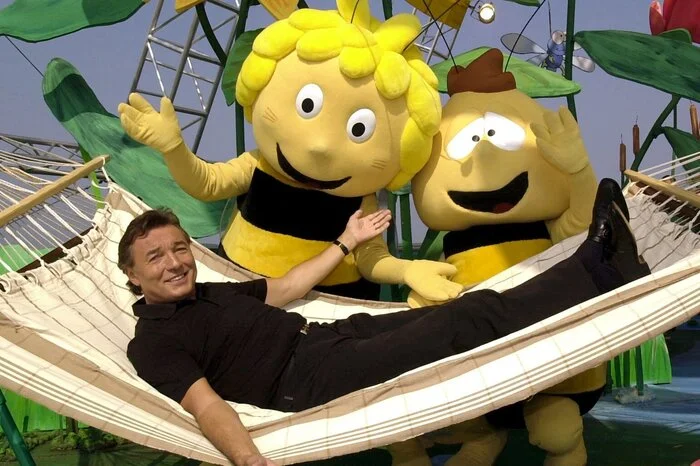 Karel Gott, der auch als "goldene Stimme aus Prag" und "Sinatra des Ostens" bezeichnet wurde, machte sich hierzulande allen voran mit dem Titelsong zur Zeichentrickserie "Biene Maja" einen Namen.