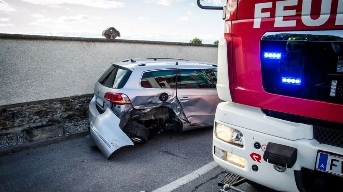 Die Fahrzeuge wurden durch den Aufprall schwer beschädigt