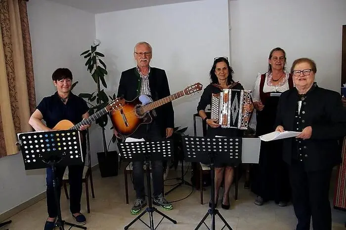 Beim anschließenden gemütlichen Beisammensein spielten und sangen die Musikgruppe und der Chor des Pensionistenvereins.