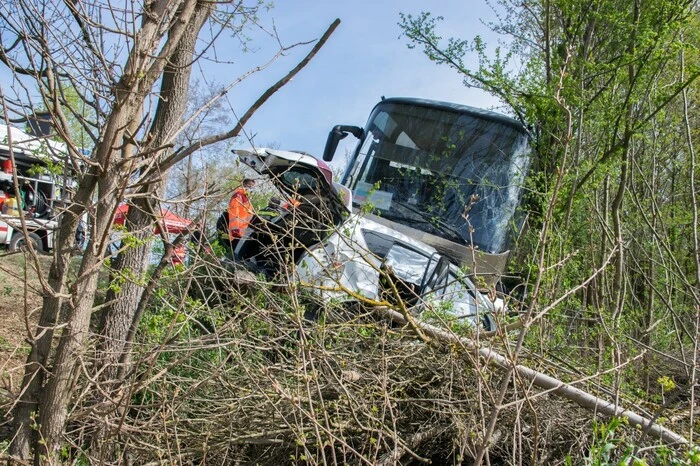 Im Bus befand sich nur der Lenker, es waren keine weiteren Insassen im Fahrzeug. Der Fahrer kam mit seinem Bus in den Gegenverkehrsbereich, wo er frontal auf einen entgegenkommenden Pkw stieß, in dem sich zwei Insassen befanden.
