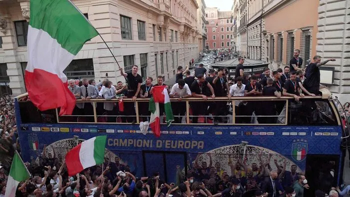 Nach den Empfängen bei Staatspräsident Sergio Mattarella und Regierungschef Mario Draghi ging es im offenen Bus durch Rom. Trotz Corona-Pandemie feierten die Römer ihre Helden. 