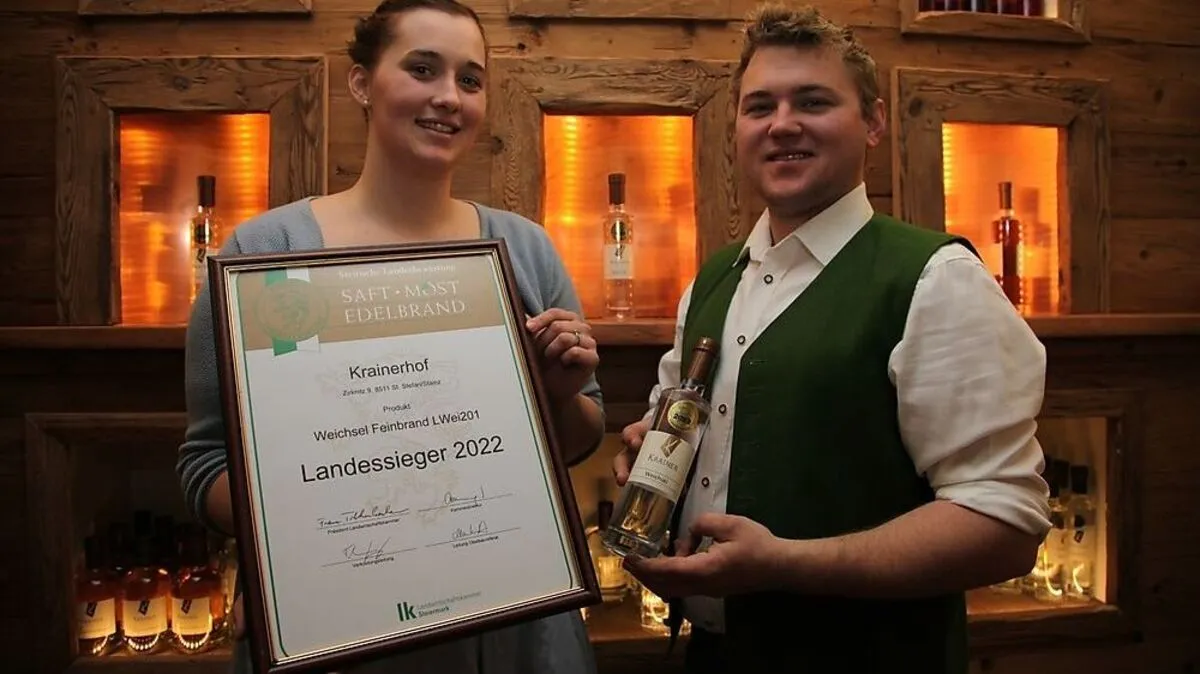 Barbara und Willi Krainer-Hösele mit der Urkunde und dem Weichsel Feinbrand
