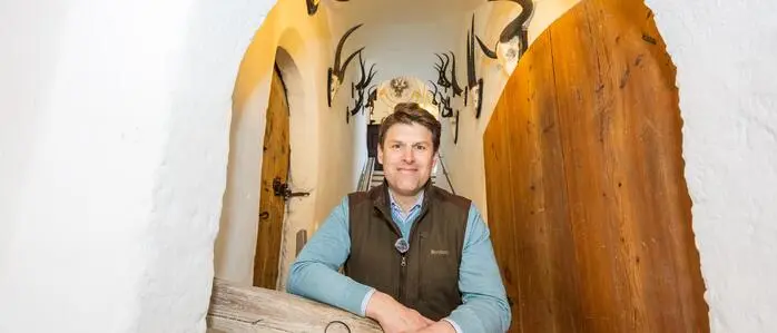 Heinrich Orsini-Rosenberg mit dem Türriegel, der seit fast 900 Jahren an seinem Platz ist
