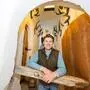 Heinrich Orsini-Rosenberg mit dem Türriegel, der seit fast 900 Jahren an seinem Platz ist
