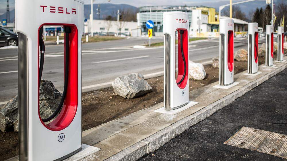 Strategisch wichtig gelegen: Die Elektrotankstelle der „Super-Charger“ von Tesla und Kelag in Maria Gail zählt europaweit zu den leistungsstärksten
