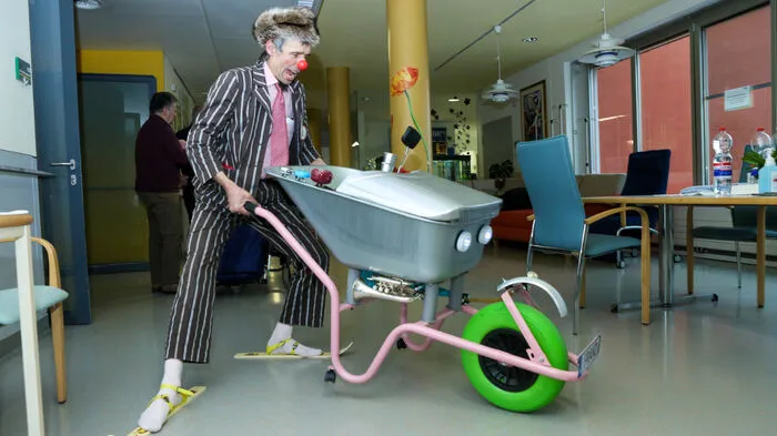 Doktor Tube alias Joe Hofbauer mit seinem speziell gebauten Gefährt.