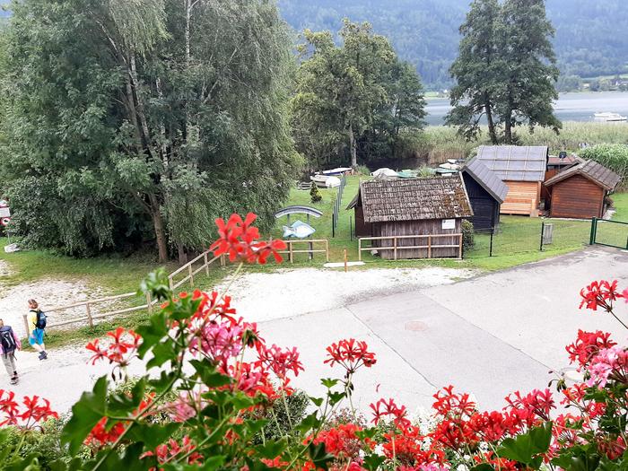 Links neben der Hütte führt ein im KAGIS ausgewiesener Weg zum See. Allerdings ist dort Naturschutzgebiet