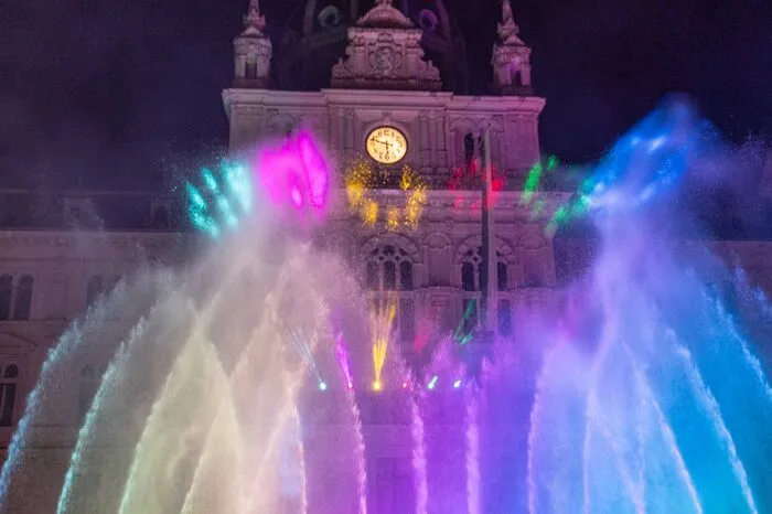 Das Rathaus diente dabei als malerischer Hintergrund für die Komposition aus Wasser, Feuer, Laser und Licht.