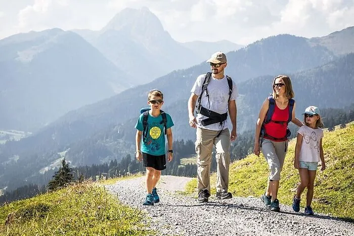Der „Kitzbüheler Alpen Trail“ führt auf einer Route von bis zu 106 Kilometern durch die Kitzbüheler Alpen. Auch eine bis zu 170 Kilometer lange Variante für Radfahrer gibt es, seit heuer auch eine speziell auf Familien mit Kindern abgestimmte.