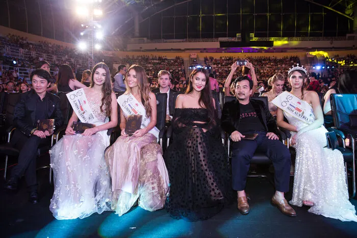 Am 13. September hoben Daniela Zivkov, Miss Austria 2018, die Zweitplatzierte, Vize-Miss Vorarlberg Izabela Ion, die den Titel Miss „FRIENDSHIP“ gewann, und die Drittplatzierte, Vize Miss Styria Sarah Posch, die jetzt den Titel Miss „COMMITMENT“ trägt, gemeinsam mit Kerstin Rigger, Prokuristin und gemeinsam mit Jörg Rigger GF der Miss Austria Corporation, ab und es ging Richtung Vietnam.