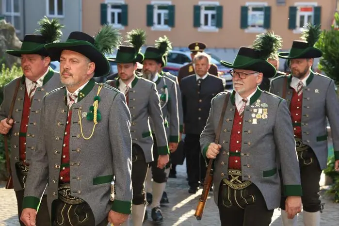 Einmarsch der ÖKB -Ortsverbände.
