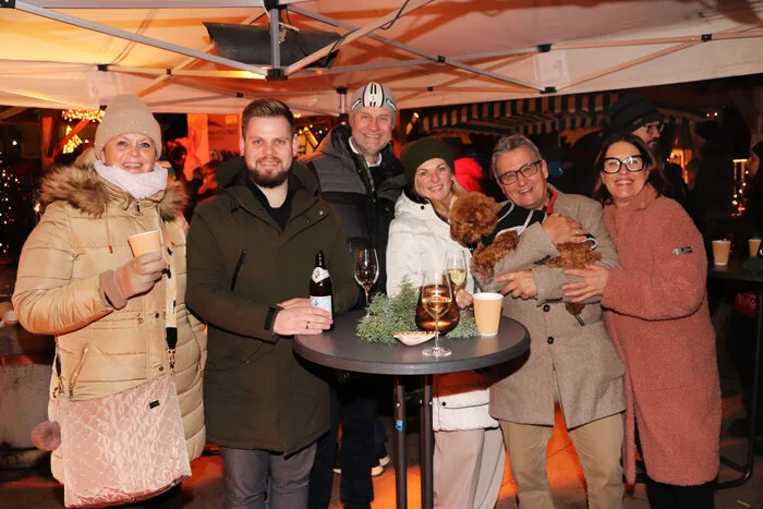 Gesehen wurden: Die Unternehmer Christoph und Doris Zechner (am Foto), Stadträtin Andrea Pecile mit Gatten, die Eltern von Melanie Payer Andrea und Helmut Schusser, der Bruder Thomas Schusser, Ehemann & Tontechnik Daniel Payer mit den Töchtern Alina (12 Jahre) und Soey (14 Jahre).