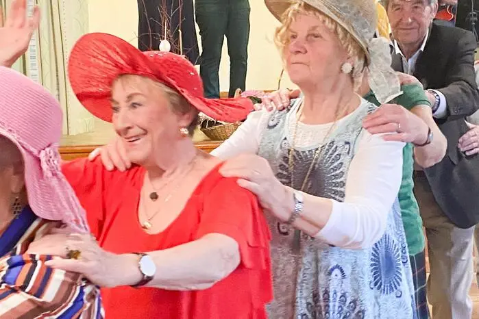 Auch die traditionelle Polonaise durfte nicht fehlen: Zahlreiche Gäste nahmen teil und machten das bunte Spektakel perfekt.