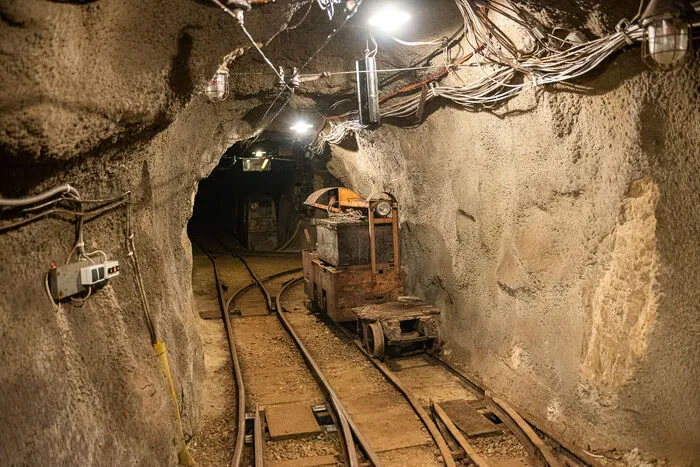 Stromkabel durchziehen die Teile des Stollensystems, wo Licht installiert wurde. 