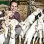 Quirliger Nachwuchs: Griseldis Felsberger mit Sohn Fabian und einigen ihrer mehr als 60 Jungziegen, die geboren wurden 
