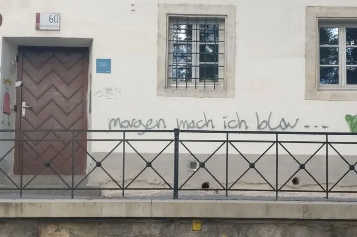 Das Geländer entlang des Kaiser-Franz-Josef-Kais ist nicht nur beliebter Fahrrad-Abstellplatz, sondern nebenbei auch denkmalgeschützt.