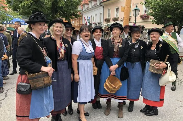 Die zweite Landtagspräsidentin Manuela Khom mit "ihren" Bänderhutfrauen.