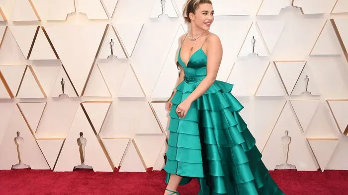 Grün als Zeichen der Hoffnung? Schauspielerin und Nominierte Florence Pugh ("Little Women") in einer gewöhnungsbedürftigen grünen Robe von Louis Vuitton.