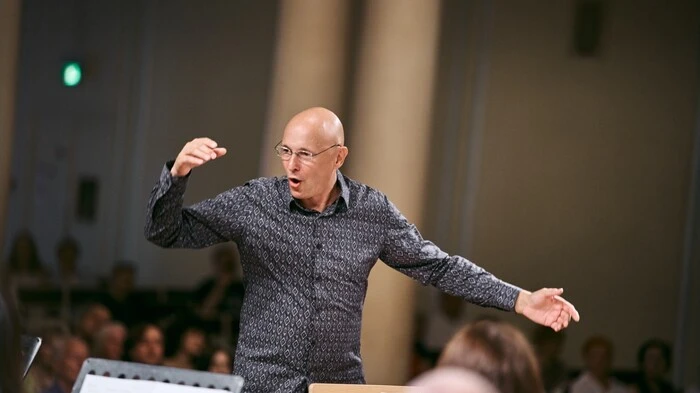 Dirigent Jörg Zwicker bei einem Konzert in der Ukraine