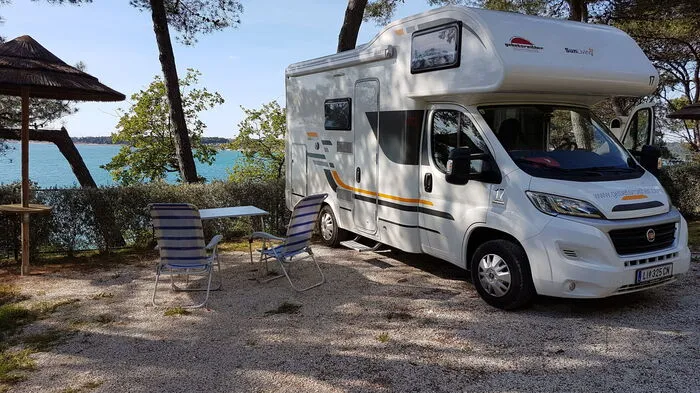 Wenn die ersten Sonnenstrahlen den Winter vertreiben, planen leidenschaftliche Camper bereits ihre ersten Ausflüge in den Süden. Vor allem Kroatien hat in der Vorsaison viel zu bieten. Doch bevor es losgeht, steht der technische Check an. Wasser- und Gasanlage prüfen, ebenso Bremsen, Licht und Reifen. Ein Blick unter das Wohnmobil, um mögliche Roststellen zu entdecken.