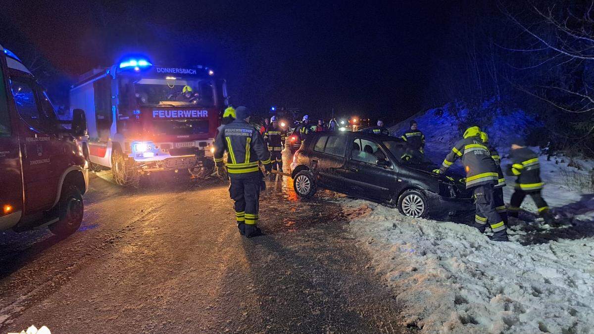 Einsatzkräfte von zwei Feuerwehren rückten zur Unfallstelle aus