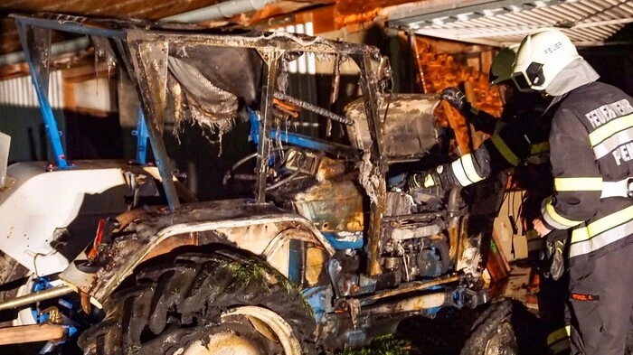 Ein Traktor wurde beim Brand in Katzendorf (Gemeinde Gnas) durch die Flammen zerstört