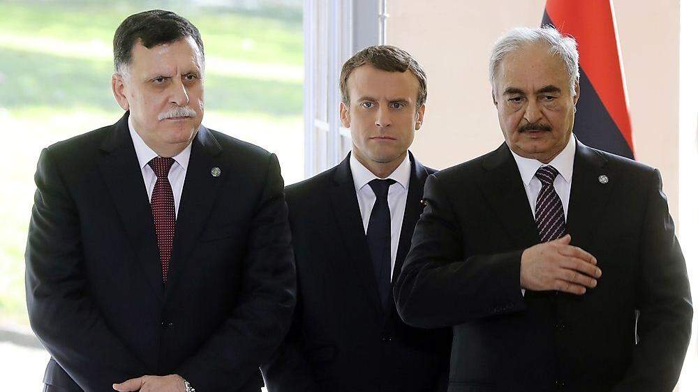 Fayez al-Serraj (links), Macron und Khalifa Hafta heute im Schloss La Celle Saint-Cloud bei Paris