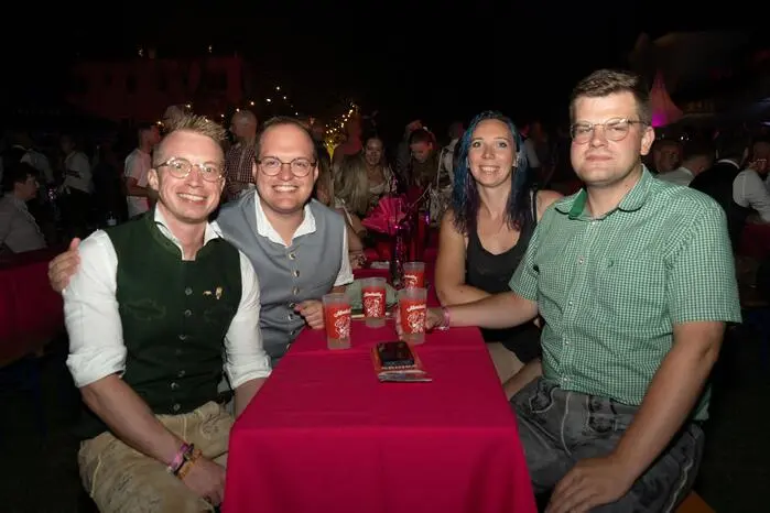 Unter die Feiernden mischten sich auch einige bekannte Gesichter. Mit dabei waren Veldens Tourismuschef Hannes Markowitz, der ehemalige Dschungelcamp-Teilnehmer Manuel Flickinger, „Bauer sucht Frau“-Kandidat Johannes Höflinger und Buchautorin Sasa Hanten. Auch Dragqueen und DJane Miss Ivanka T. ließ sich die Almrauschparty nicht entgehen.

Ab 21 Uhr verlagerte sich das Geschehen vom Garten in den historischen Innenhof des Schlosses. Dort brachten zunächst die Grabenland Buam die Gäste in Feierlaune, ehe DJ James Munich übernahm.

Der nächste große Programmpunkt wartet am Samstag mit der Boat Cruise Party. Gleich drei Schiffe stechen dabei in See, auf jedem wird ein anderes Musikgenre gespielt. Auf einem davon steht Miss Ivanka T. an den Plattentellern.