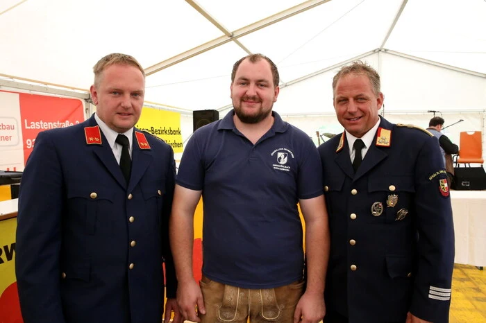 Feuerwehrkommandant Raimund Meierhofer und Stellvertreter Harald Fasching (von links) konnten neben zahlreichen Wehren aus dem Bezirk und darüber hinaus unter anderen Bezirksfeuerwehrkommandant Friedl Monai (rechts), Mediziner Peter Pötschger,  Abschnittsfeuerwehrkommandant Wolfgang Grilz, Faschingsstar „Freiherr Dietrich von Kraig“ Christian Schmied sowie Bürgermeister Harald Jannach willkommen heißen. 