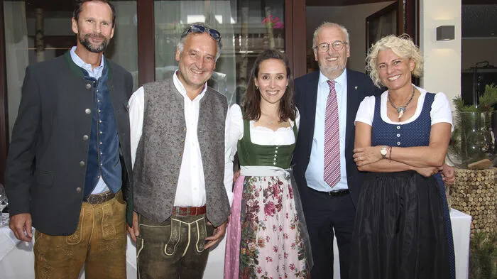 Wolfgang und Isolde Hinteregger treten kürzer. Feierlich ging die Teilübergabe ihrer Betriebe an die Kinder Andreas, Christioph und Katharina über die Bühne. Familie und Unternehmerfreunde waren dabei. Am Foto: Roland Pernkopf, Obmann des Tourismusverbands, Wolfgang Hinteregger, Katharina Hofmayer, Bürgermeister Franz Eder und Isolde Hinteregger