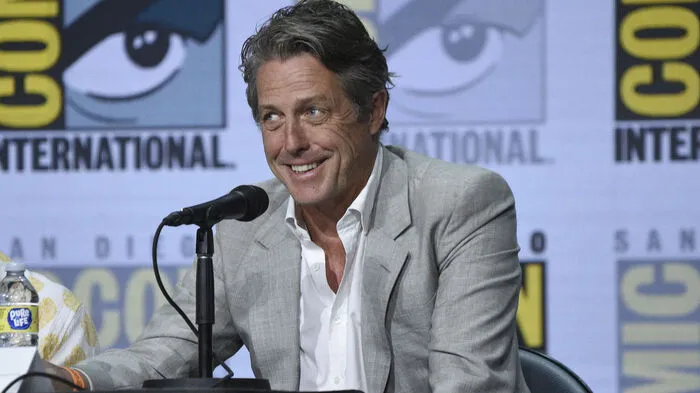 Was wäre "Tatsächlich... Liebe" ohne die legendäre Tanzszene von Hugh Grant als britischer Premierminister. Im Kultmovie verliebt der sich in Natalie, seine Sekretärin. Privat ist Hugh Grant seit 2018 mit Anna Eberstein, einer schwedischen TV-Produzentin liiert. 2023 dreht Grant gemeinsam mit Kate Winslet in Wien die HBO-Serie "The Palace."
