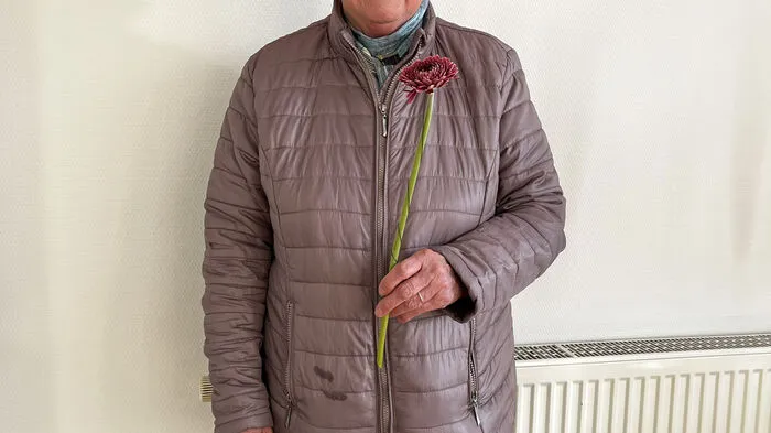 Anna Haberhofer betrat am Valentinstag als erste die Kleine-Zeitung-Redaktion in Weiz und wurde mit einem kleinen Blumengruß überrascht.